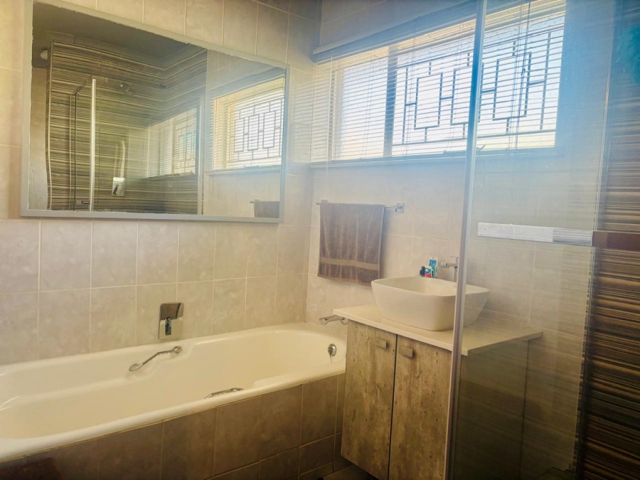 4 Bedroom Property for Sale in Heuwelsig Free State